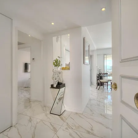 Somptuous 2 Bedroom Fully Renovated With Panoramic Sea View Appartement